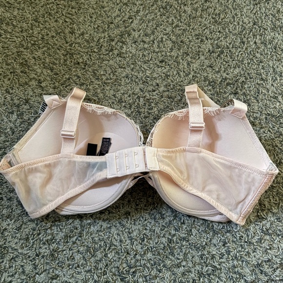 Woman’s Victoria’s Secret Bombshell Bra - Picture 2 of 5